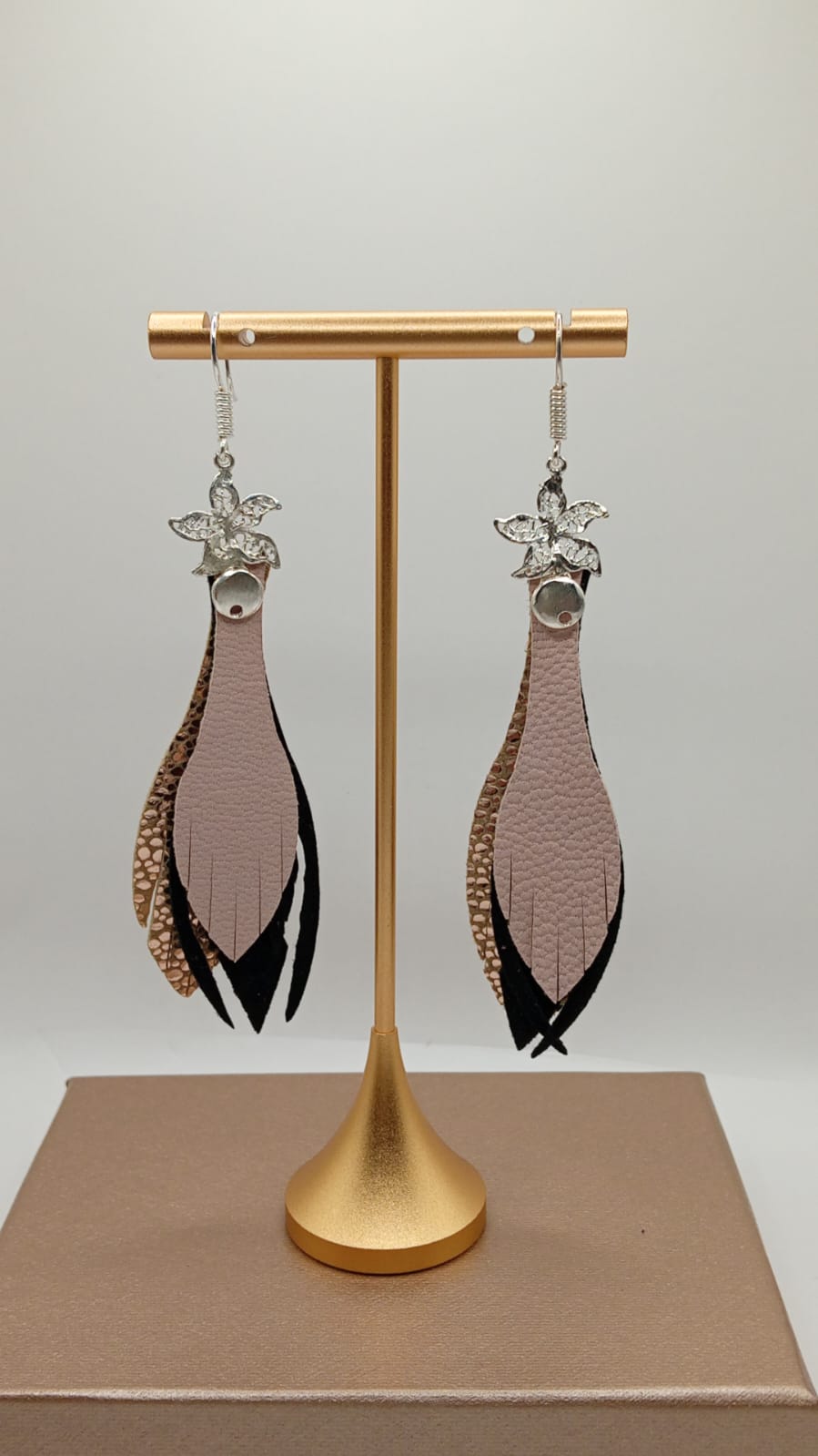 Aretes Estrella de mar · Cobre, negro y piel, tamaño chico, colección Escarlata