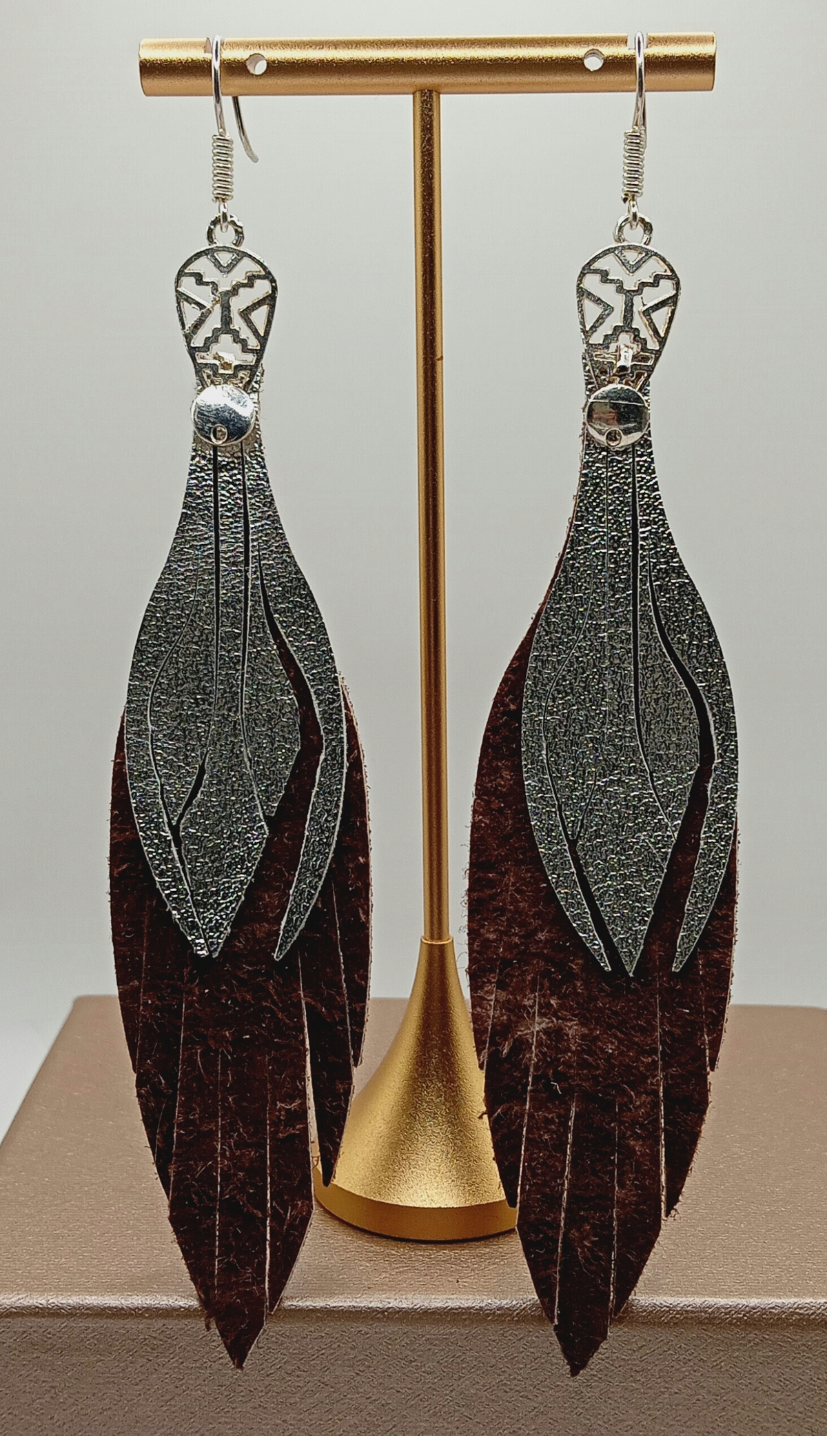 Aretes Café deslavado y plata, tamaño mediano, colección Escarlata