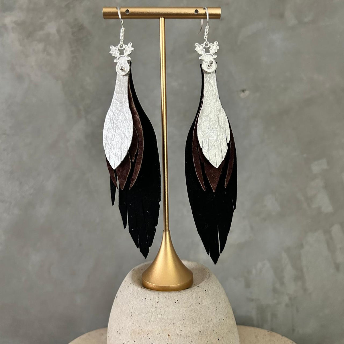 Aretes Reno · Negro, café y perla, tamaño mediano, colección Navidad