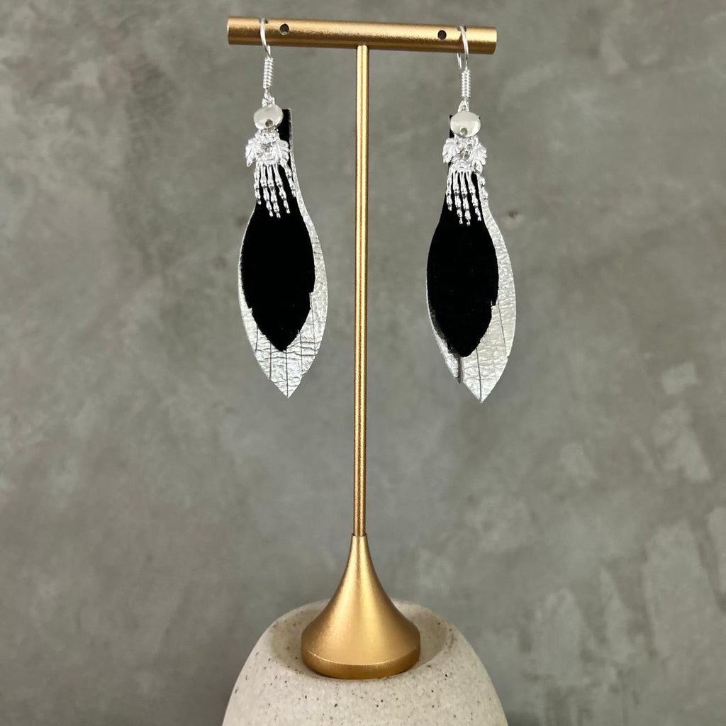 Aretes Mano de catrina · Perla y negro, tamaño chico, colección Día de Muertos