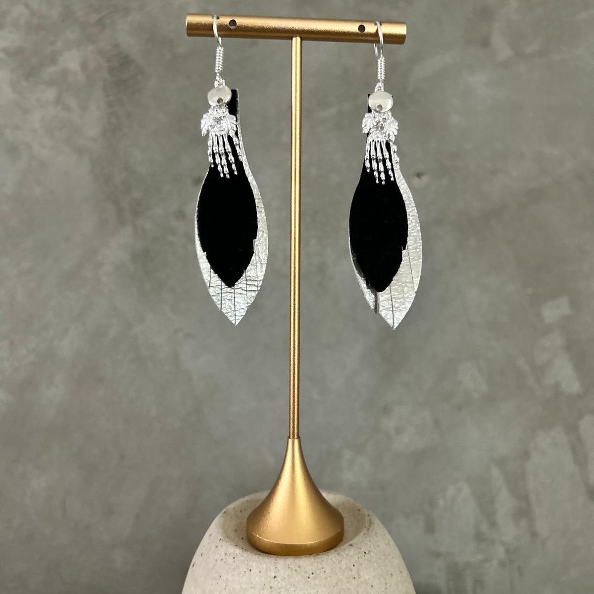 Aretes Mano de catrina · Perla y negro, tamaño chico, colección Día de Muertos