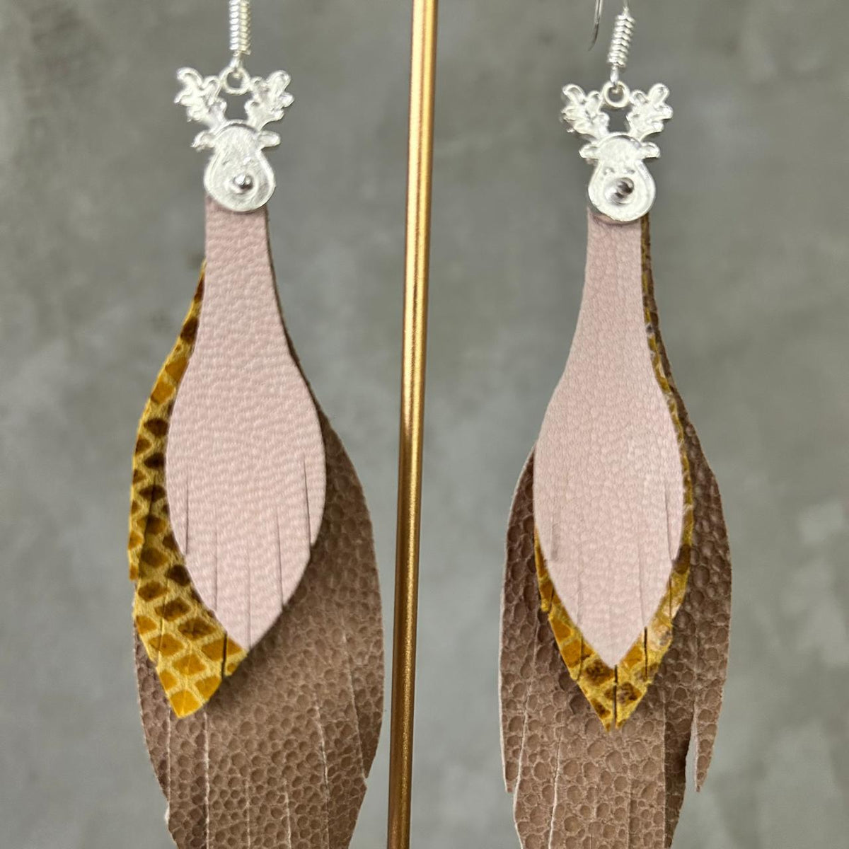 Aretes Reno · Camel, amarillo serpiente y piel, tamaño mediano, colección Navidad
