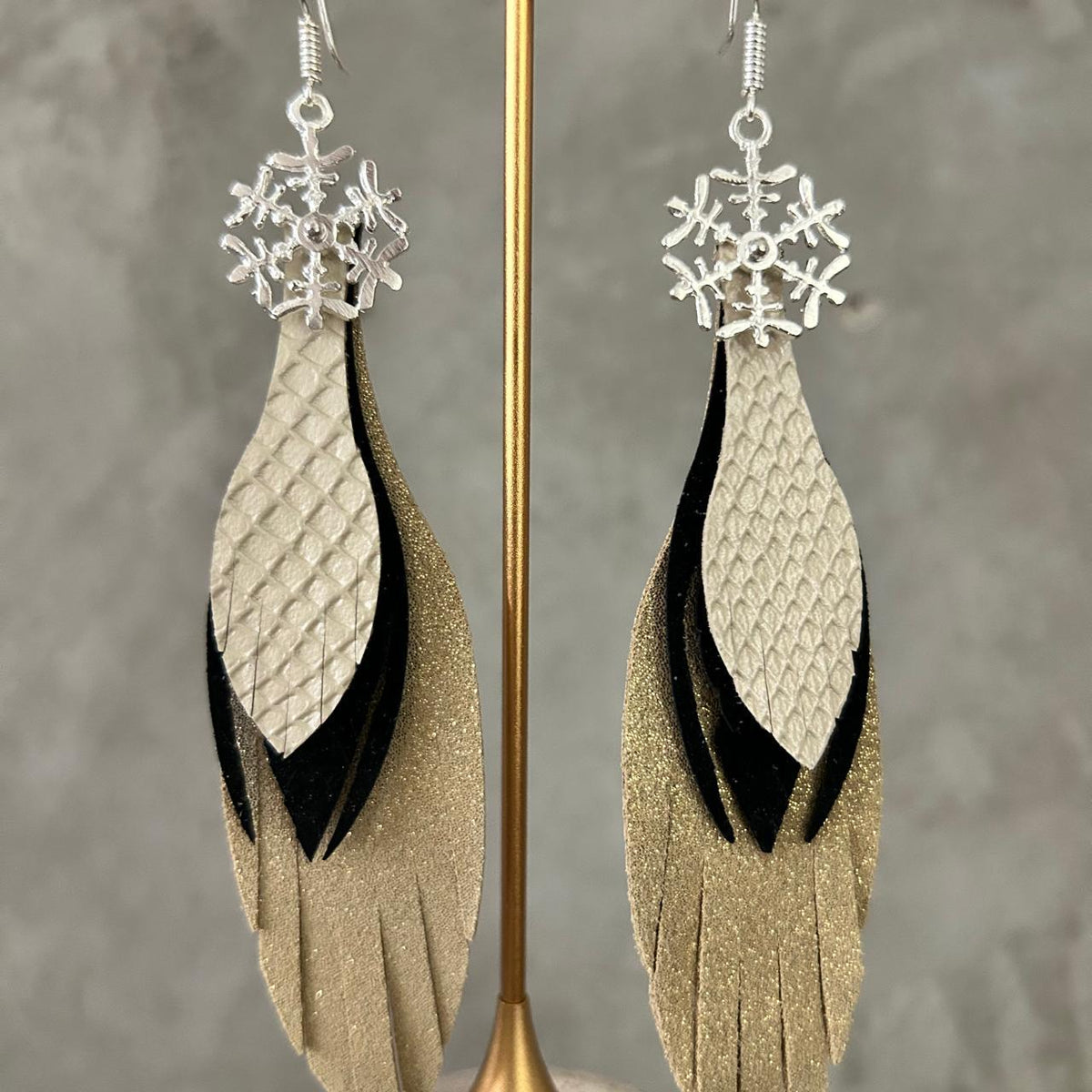 Aretes Copo de nieve · Dorado, negro y beige, tamaño mediano, colección Navidad