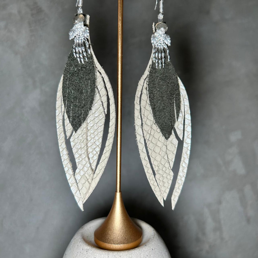 Aretes Mano de catrina · Beige y verde deslavado, tamaño grande, colección Día de Muertos