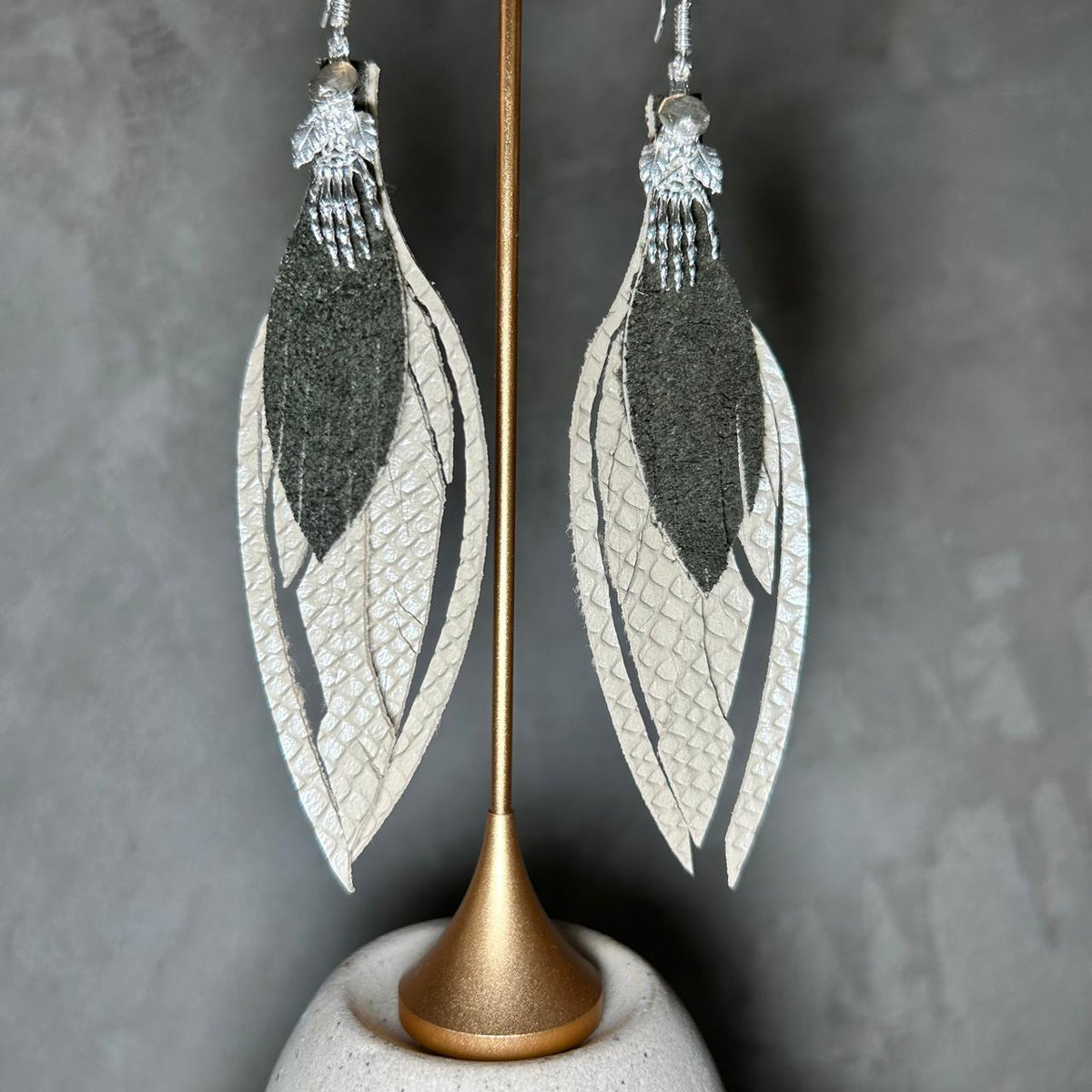 Aretes Mano de catrina · Beige y verde deslavado, tamaño grande, colección Día de Muertos