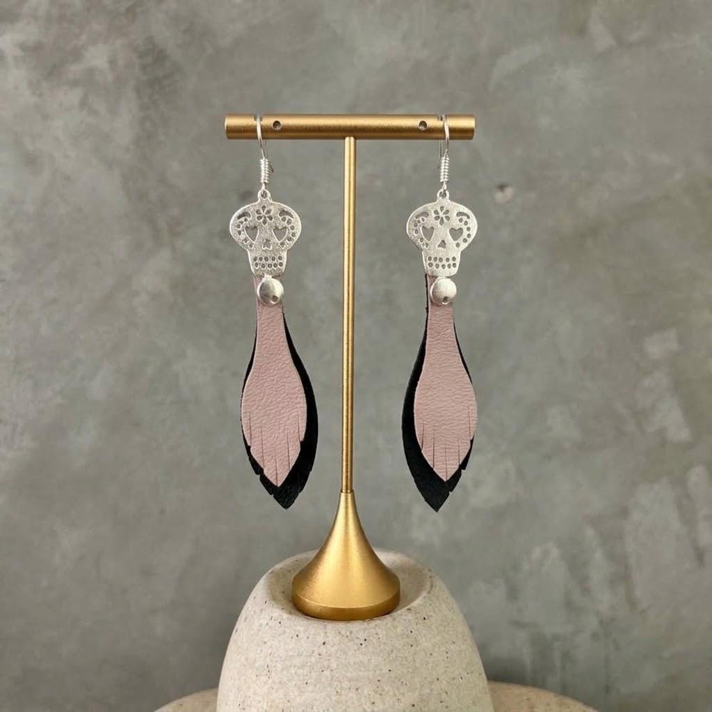 Aretes Calavera · Negro y piel, tamaño chico, colección Día de Muertos