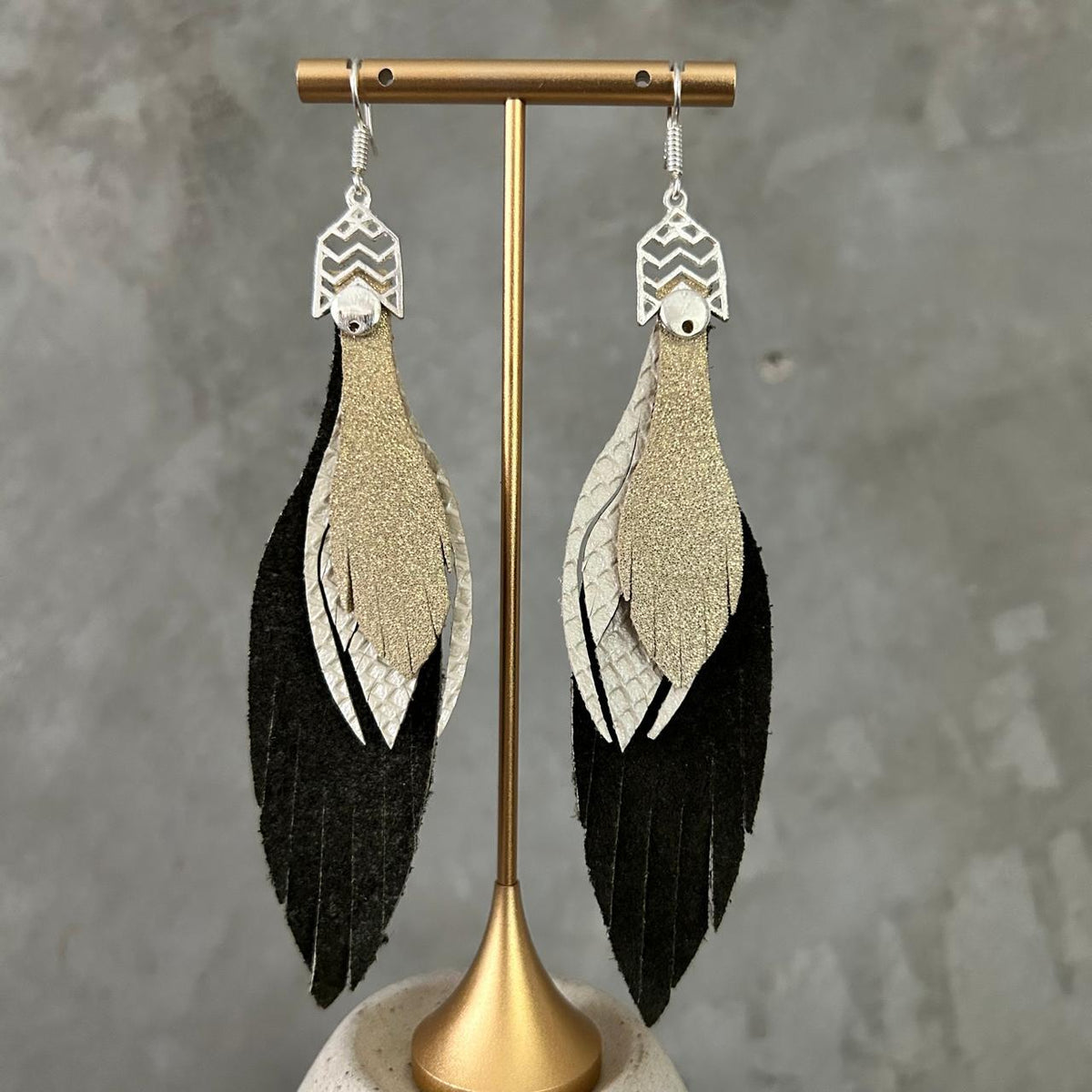 Aretes Verde deslavado, beige y dorado, tamaño grande, colección Básicos