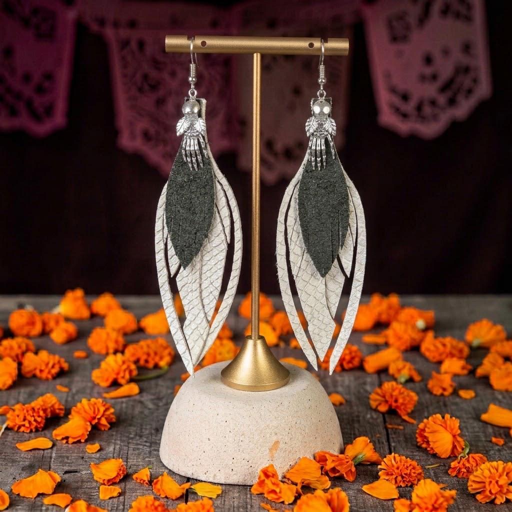 Aretes Mano de catrina · Beige y verde deslavado, tamaño grande, colección Día de Muertos