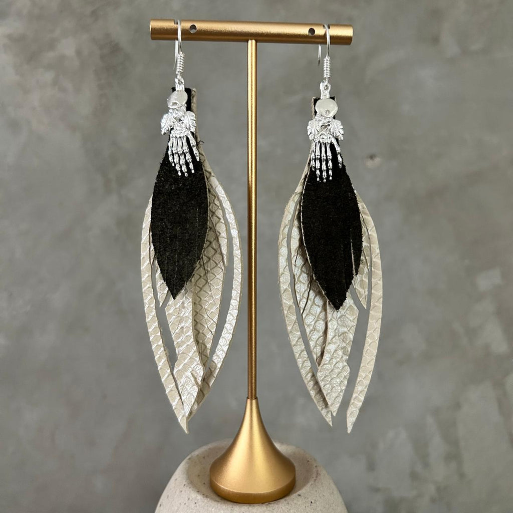 Aretes Mano de catrina · Beige y verde deslavado, tamaño grande, colección Día de Muertos