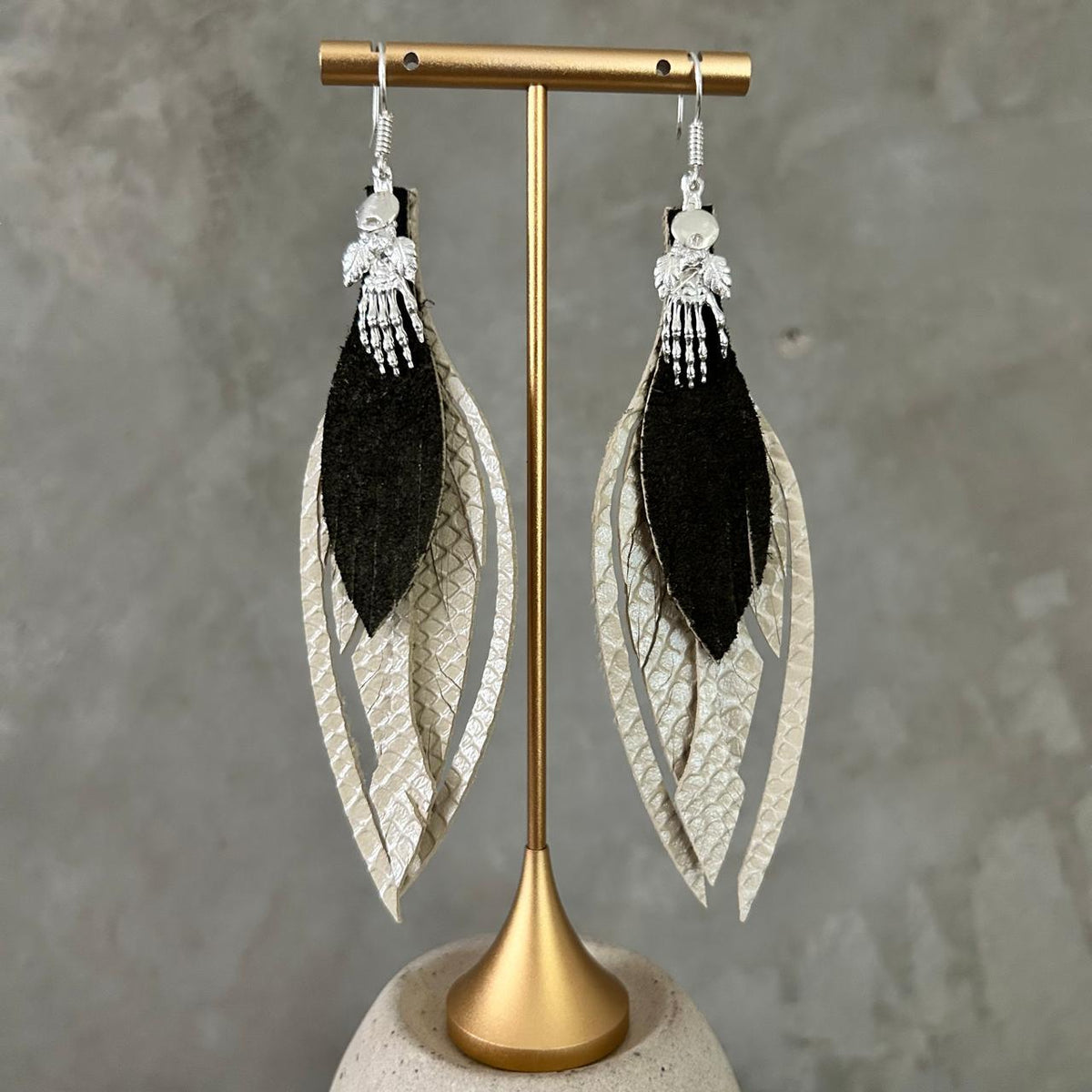 Aretes Mano de catrina · Beige y verde deslavado, tamaño grande, colección Día de Muertos
