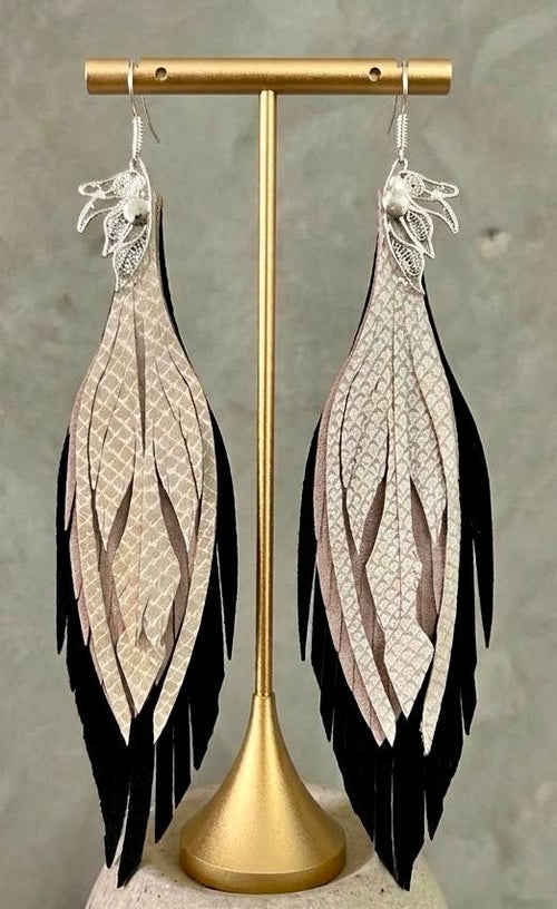 Aretes Ala de mariposa · Negro, piel y beige, tamaño maxi, colección Básicos