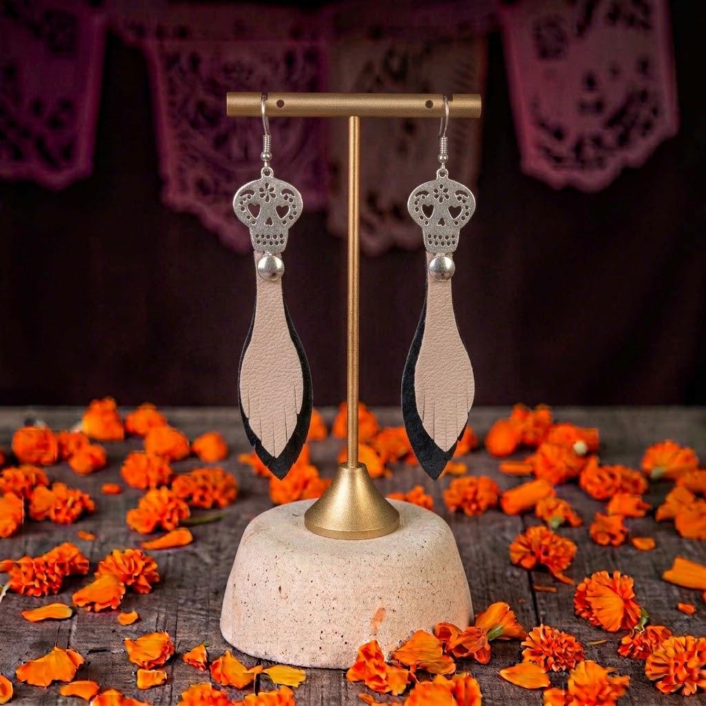 Aretes Calavera · Negro y piel, tamaño chico, colección Día de Muertos