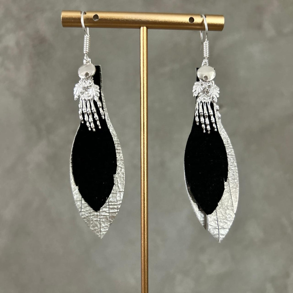 Aretes Mano de catrina · Perla y negro, tamaño chico, colección Día de Muertos