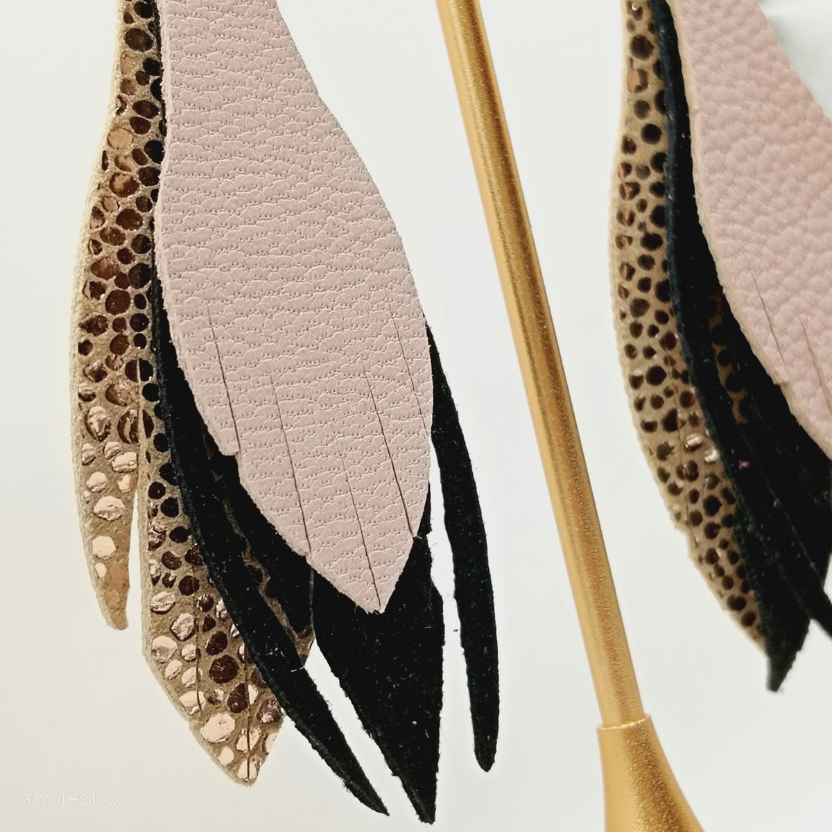 Aretes Estrella de mar · Cobre, negro y piel, tamaño chico, colección Escarlata