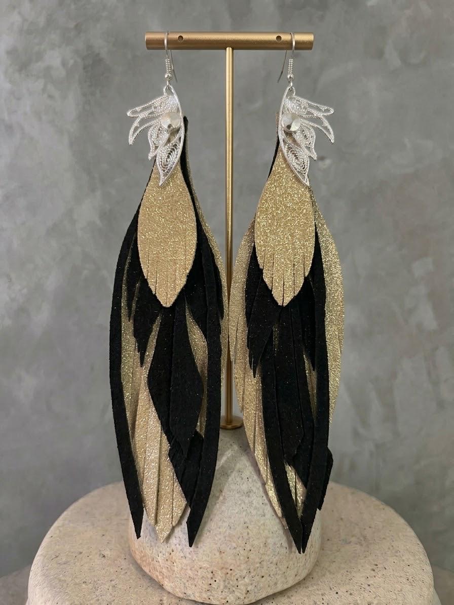 Aretes Ala de mariposa · Dorado y negro, tamaño grande, colección Básicos