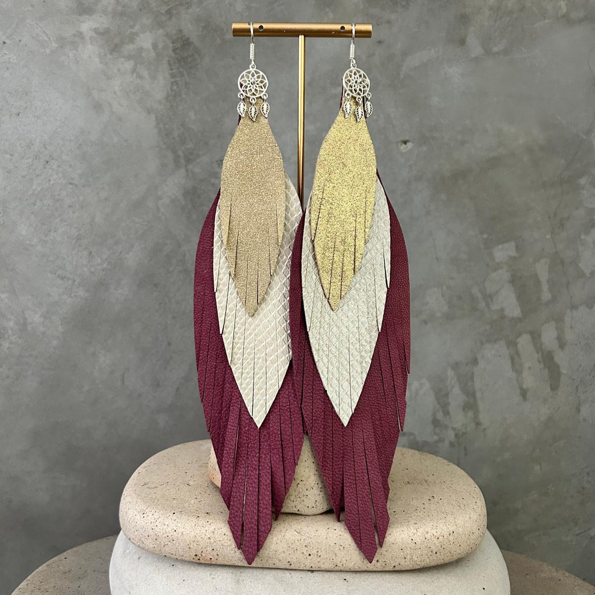 Aretes Magenta, beige y dorado, tamaño maxi, colección Básicos