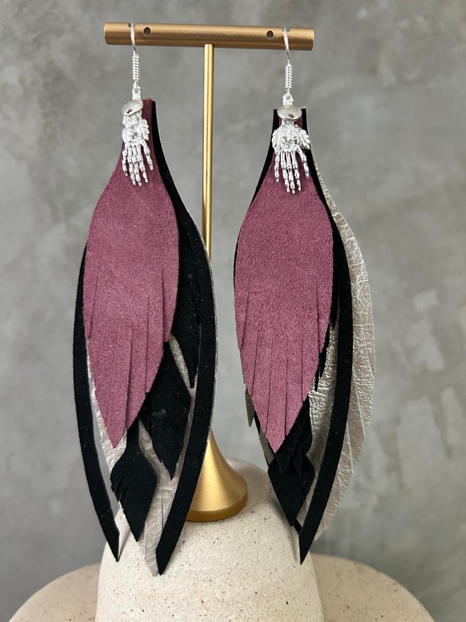 Aretes Mano de catrina · Perla, negro y magenta, tamaño grande, colección Día de Muertos