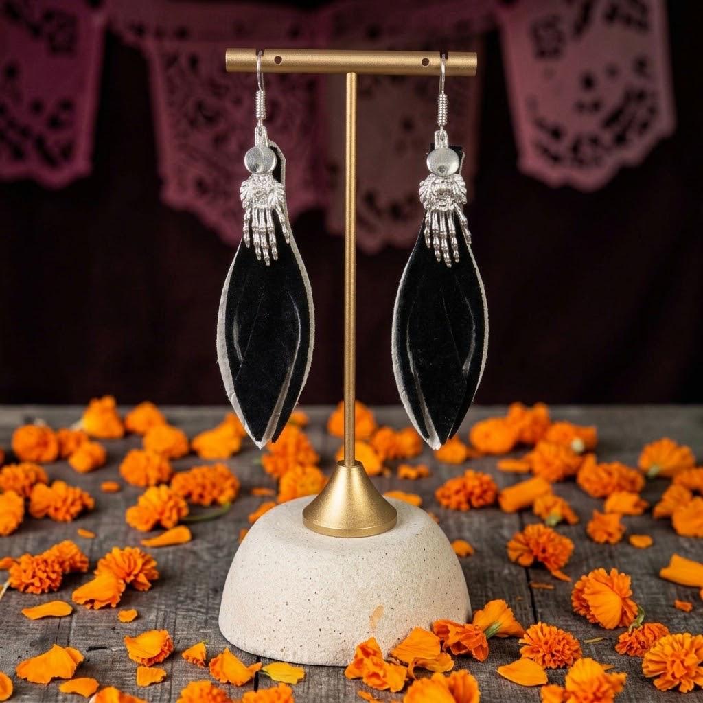 Aretes Mano de catrina · Perla y negro, tamaño chico, colección Día de Muertos