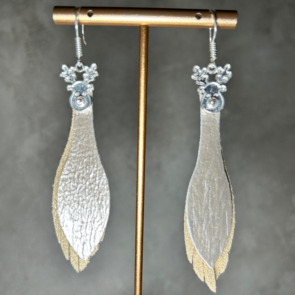 Aretes Reno · Dorado y perla, tamaño chico, colección Navidad