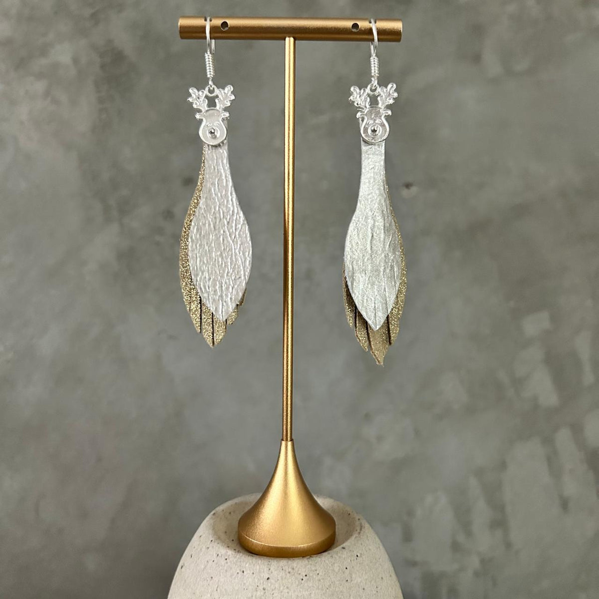 Aretes Reno · Dorado y perla, tamaño chico, colección Navidad