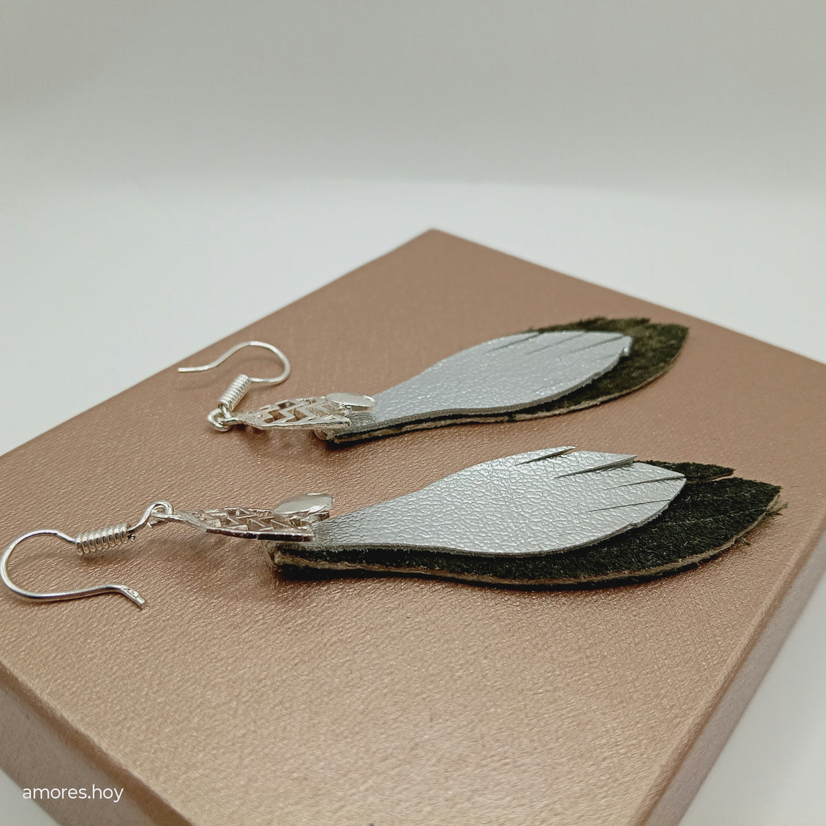 Aretes Verde deslavado y plata, tamaño chico, colección Escarlata