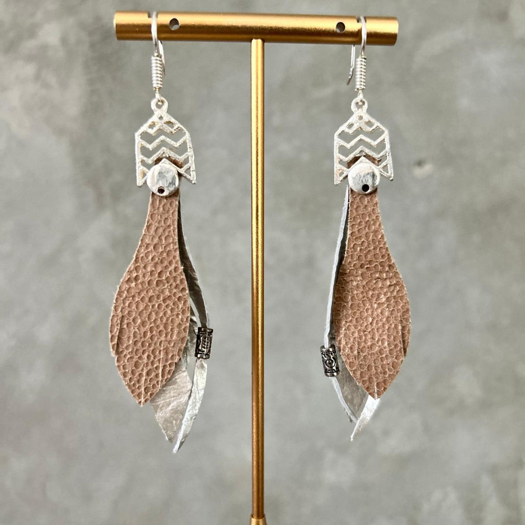 Aretes Perla y camel, tamaño chico, colección Básicos
