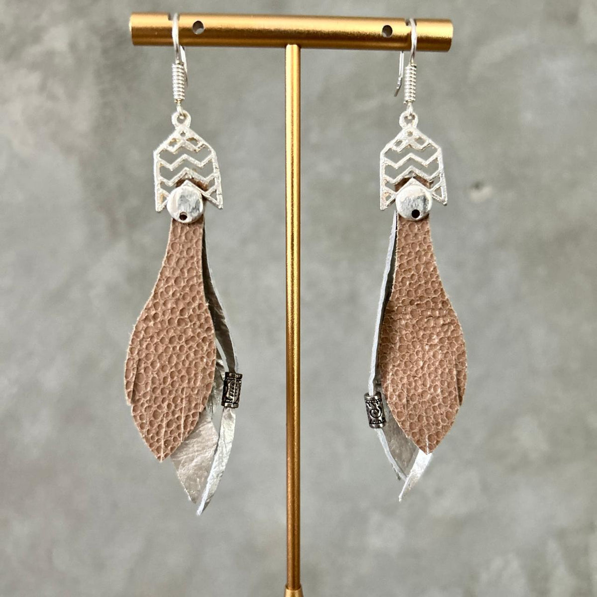 Aretes Perla y camel, tamaño chico, colección Básicos