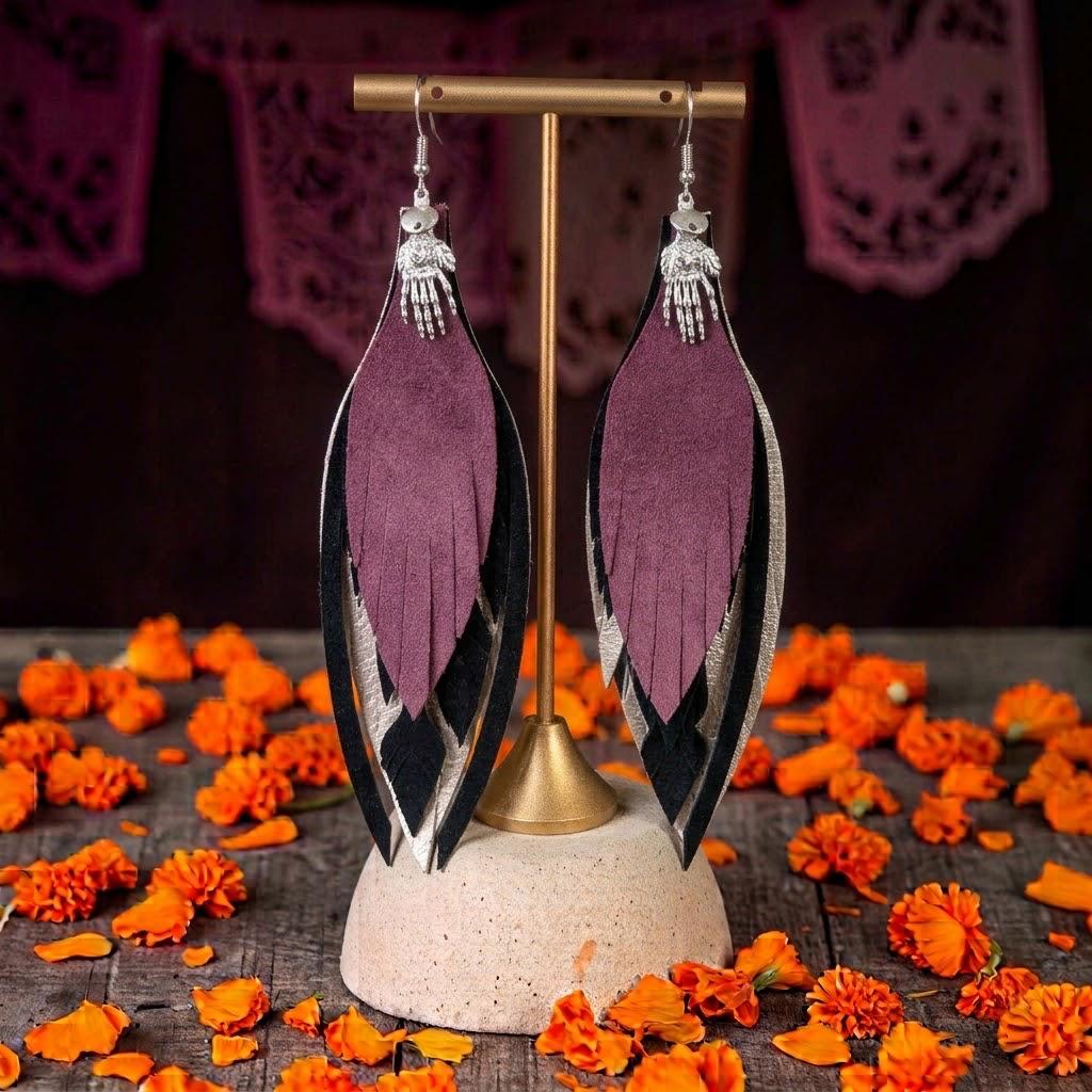 Aretes Mano de catrina · Perla, negro y magenta, tamaño grande, colección Día de Muertos