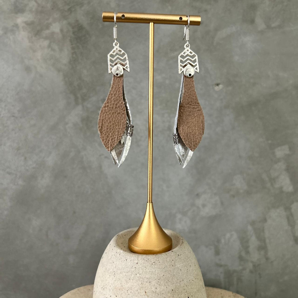 Aretes Perla y camel, tamaño chico, colección Básicos