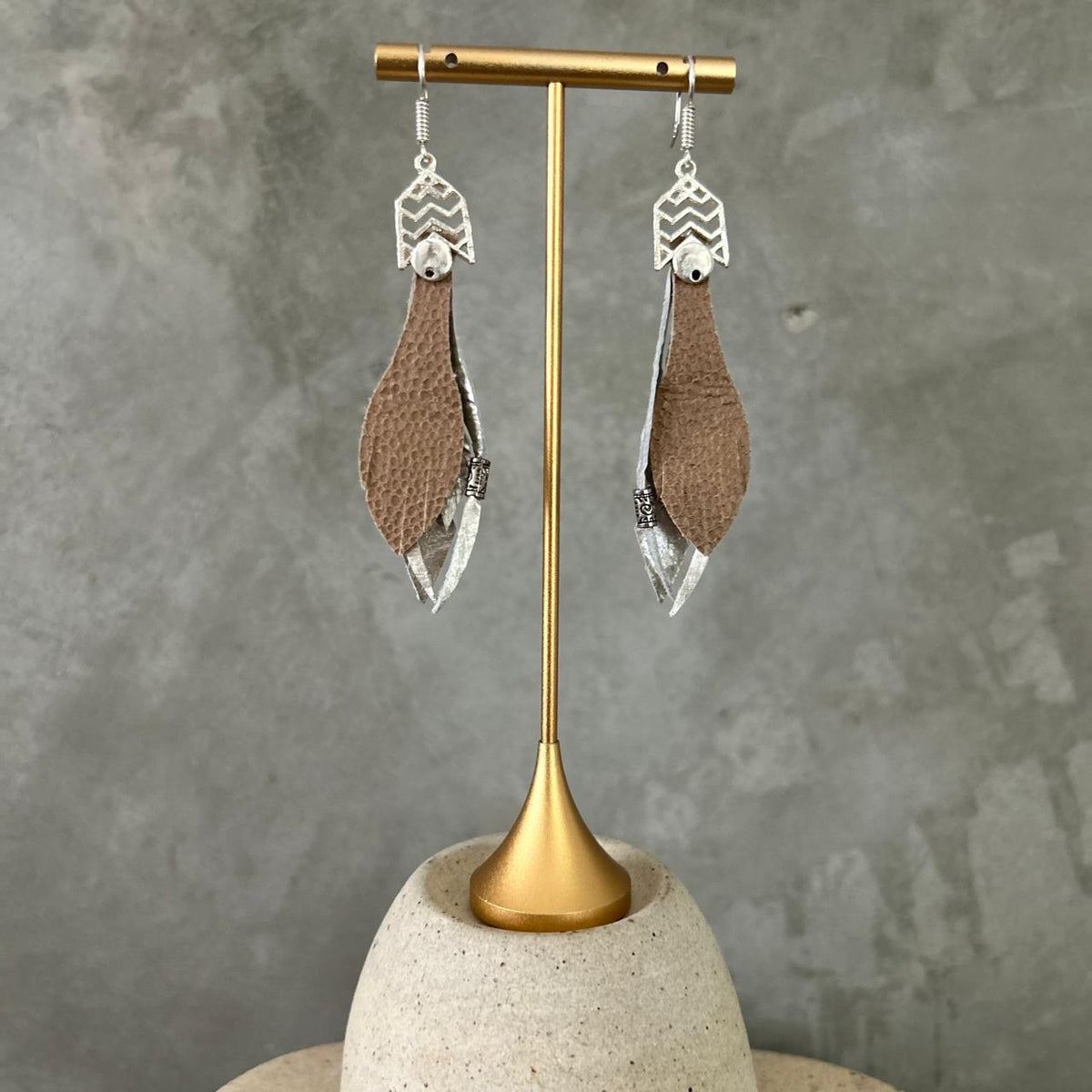 Aretes Perla y camel, tamaño chico, colección Básicos