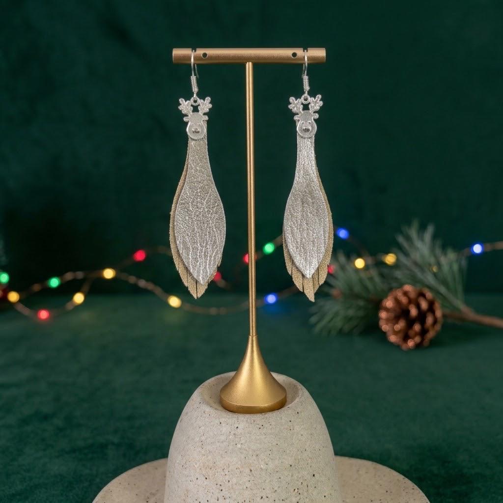 Aretes Reno · Dorado y perla, tamaño chico, colección Navidad