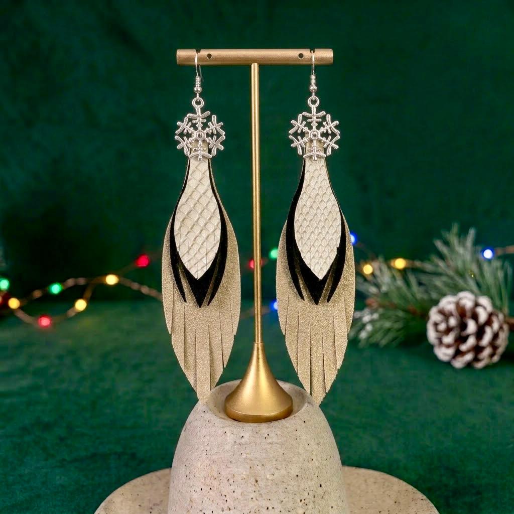 Aretes Copo de nieve · Dorado, negro y beige, tamaño mediano, colección Navidad
