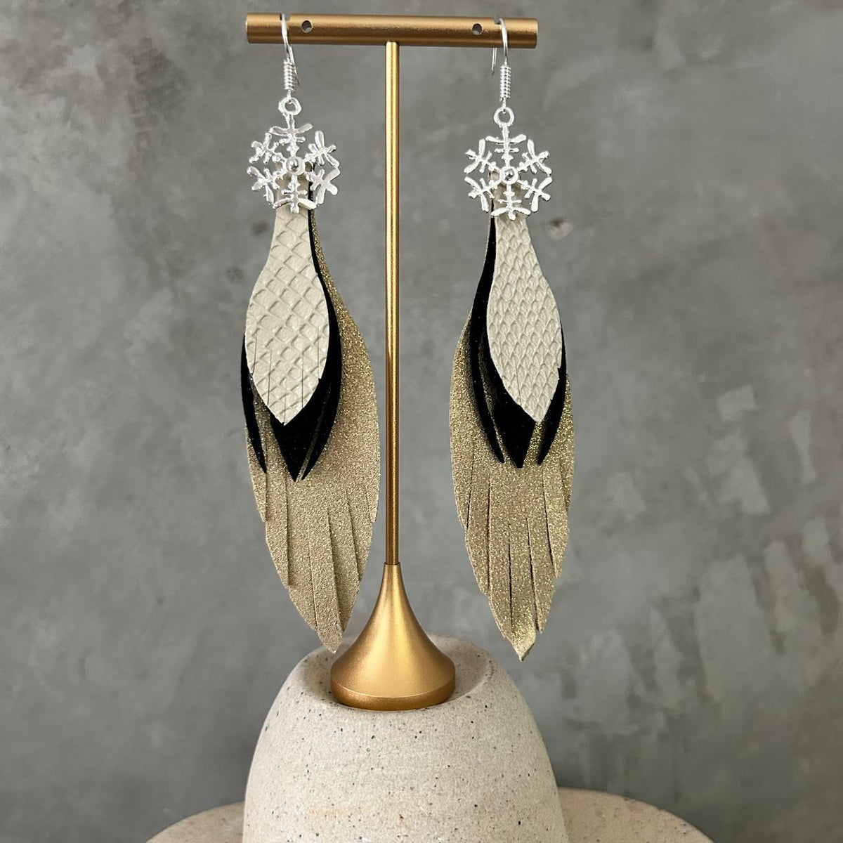 Aretes Copo de nieve · Dorado, negro y beige, tamaño mediano, colección Navidad