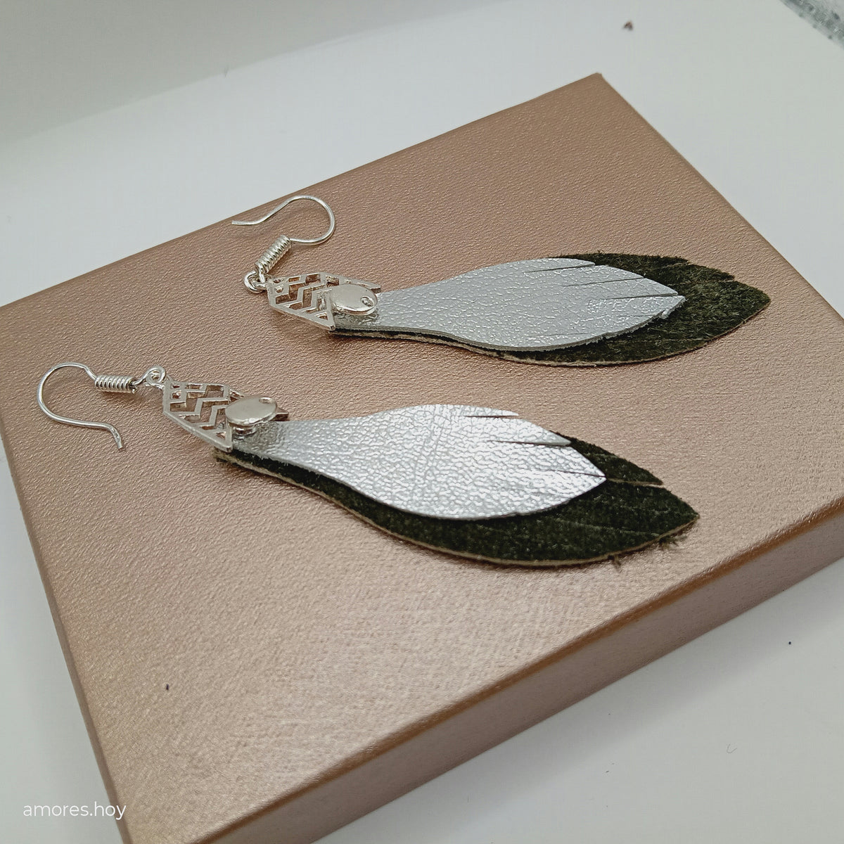 Aretes Verde deslavado y plata, tamaño chico, colección Escarlata