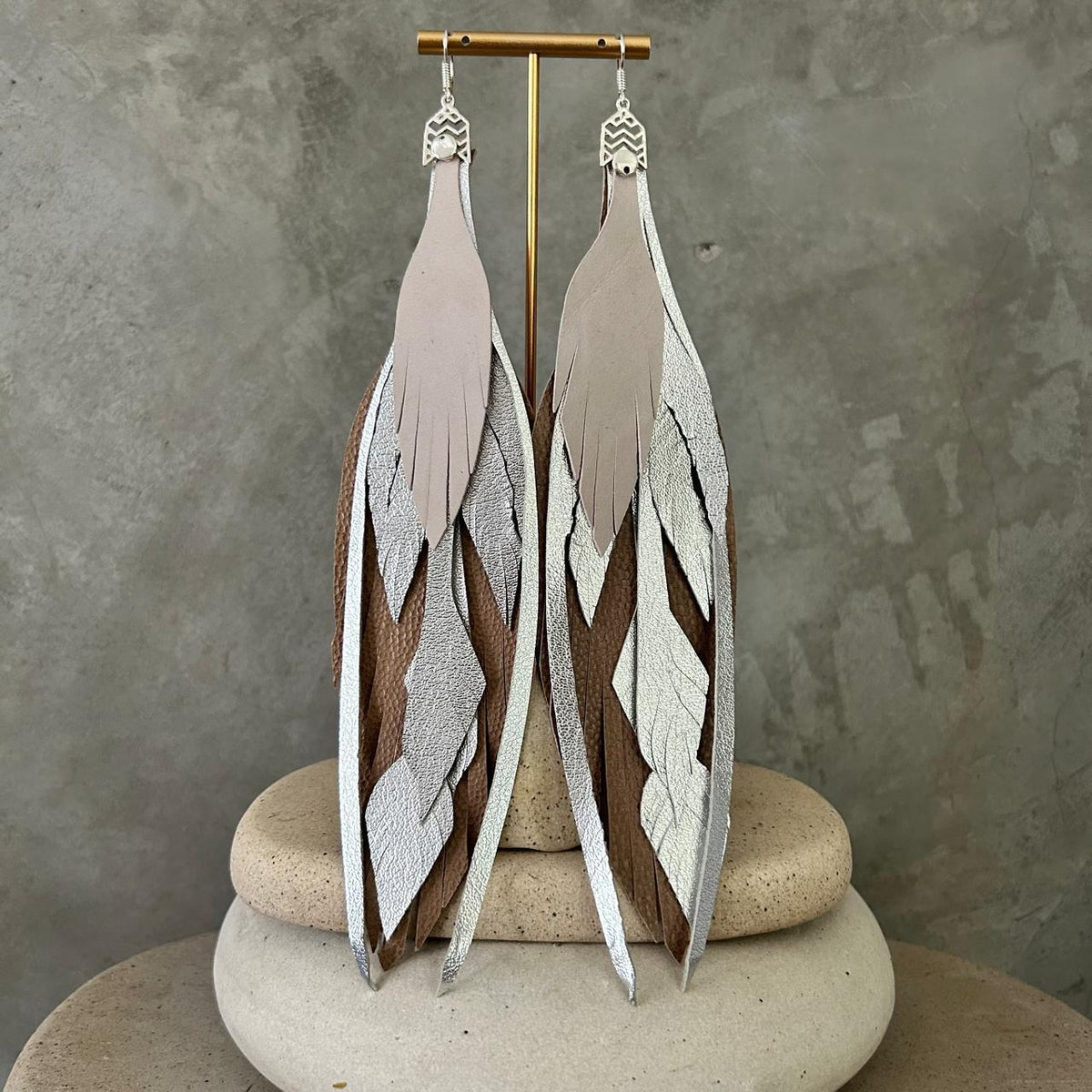 Aretes Camel, plata y piel, tamaño maxi, colección Básicos