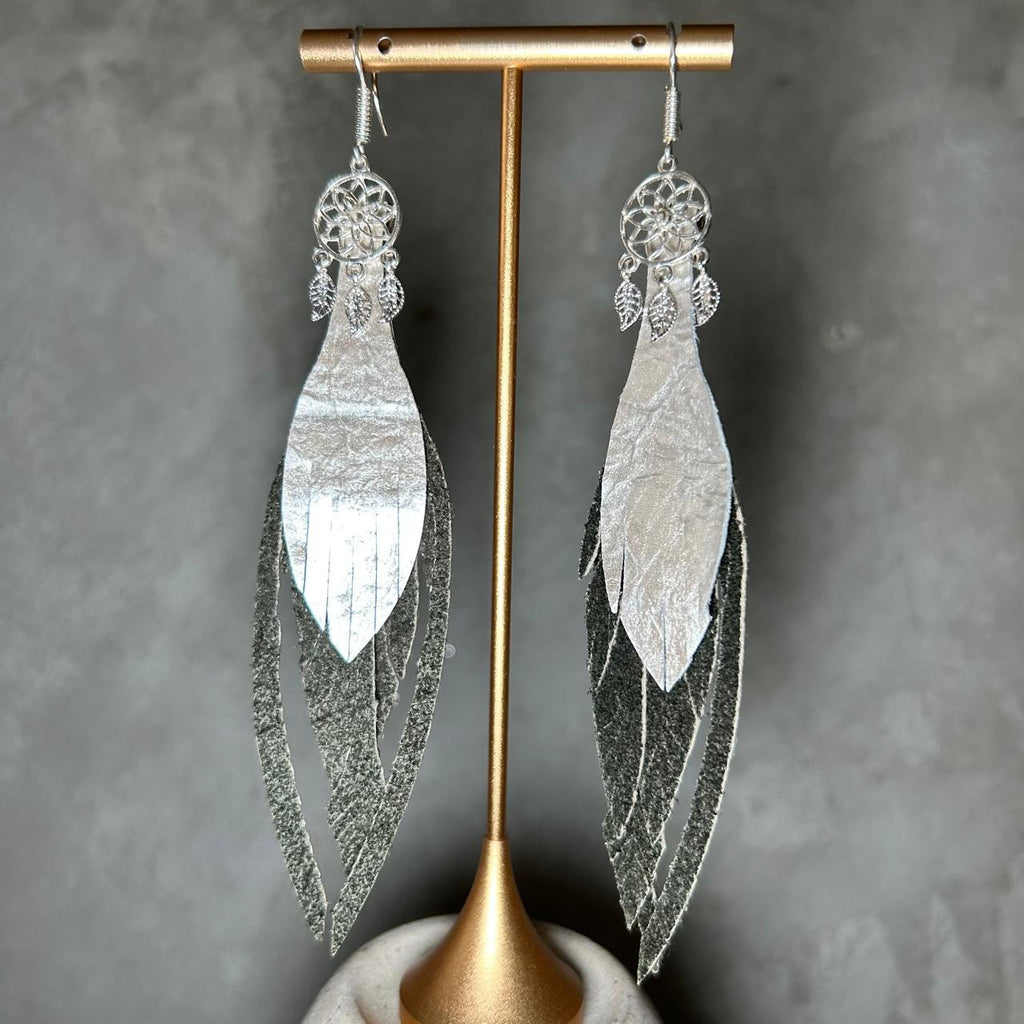 Aretes Atrapasueños · Verde deslavado y plata, tamaño mediano, colección Básicos