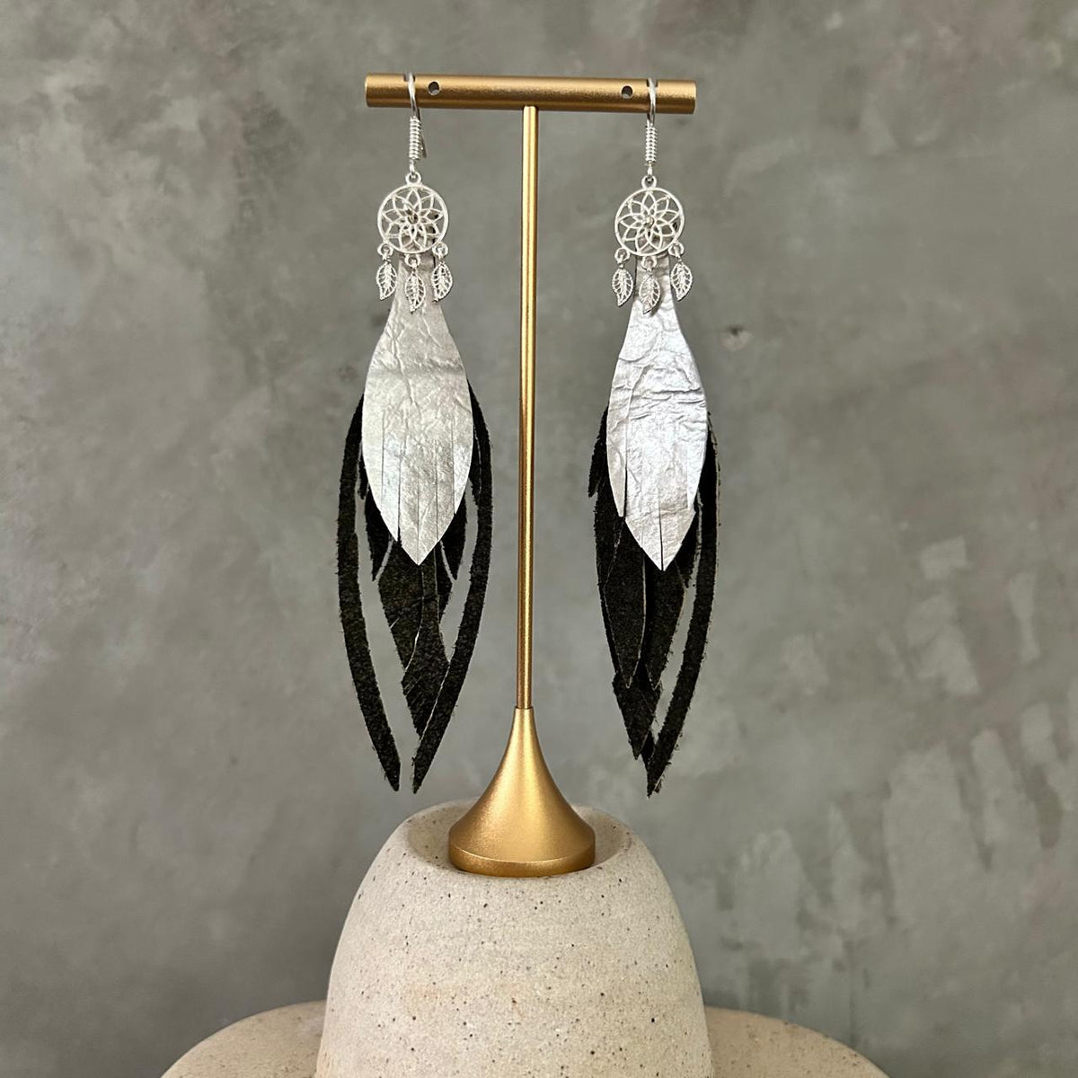 Aretes Atrapasueños · Verde deslavado y plata, tamaño mediano, colección Básicos