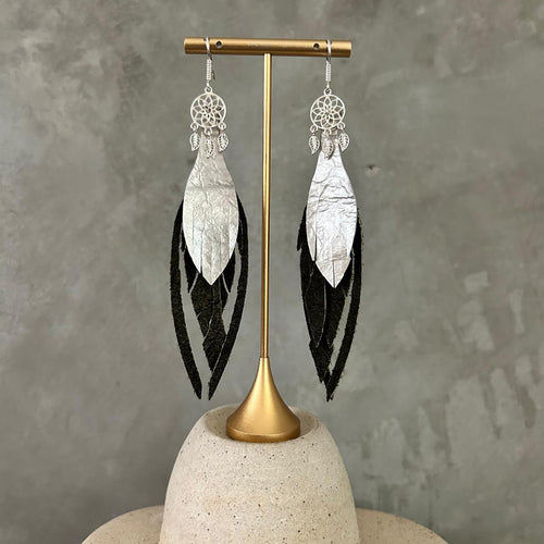 Aretes Atrapasueños · Verde deslavado y plata, tamaño mediano, colección Básicos